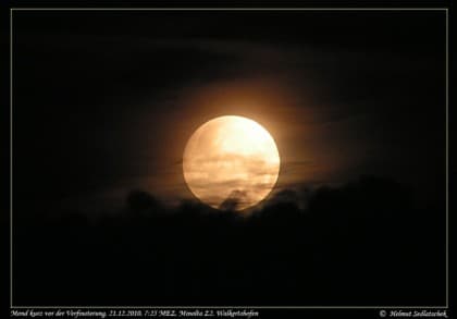 Bei Vollmond durch die dunkle Mittelalterstadt 